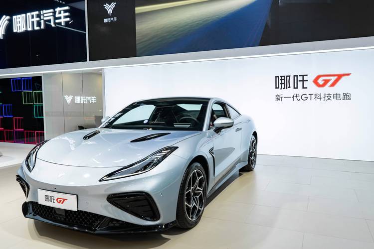 惠州337哪吒汽车在智能汽车领域的表现，领途汽车在新能源汽车市场中的影响力